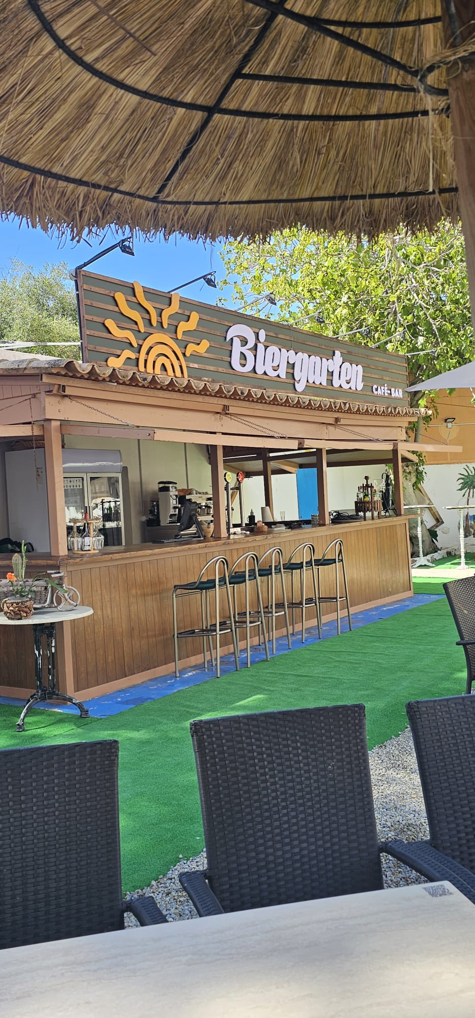Bar do Biergarten com insígnia e balcão de madeira
